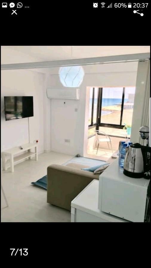 Bettys 1Br Seafront Apt Ларнака Экстерьер фото