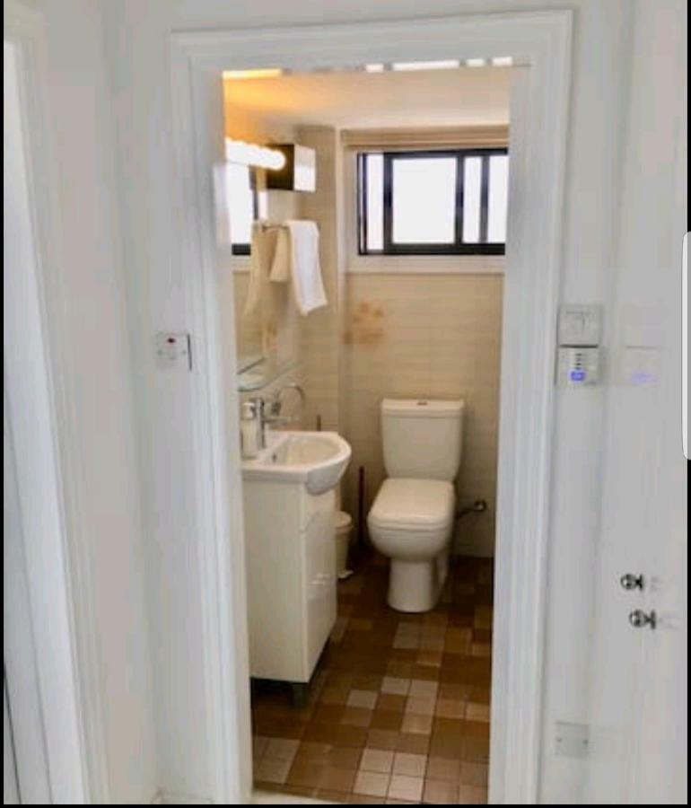 Bettys 1Br Seafront Apt Ларнака Экстерьер фото