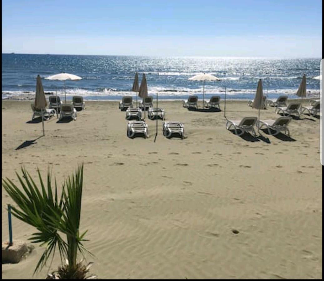 Bettys 1Br Seafront Apt Ларнака Экстерьер фото