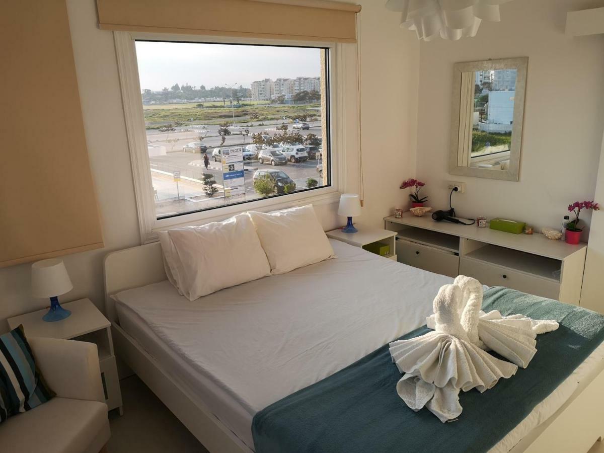 Bettys 1Br Seafront Apt Ларнака Экстерьер фото