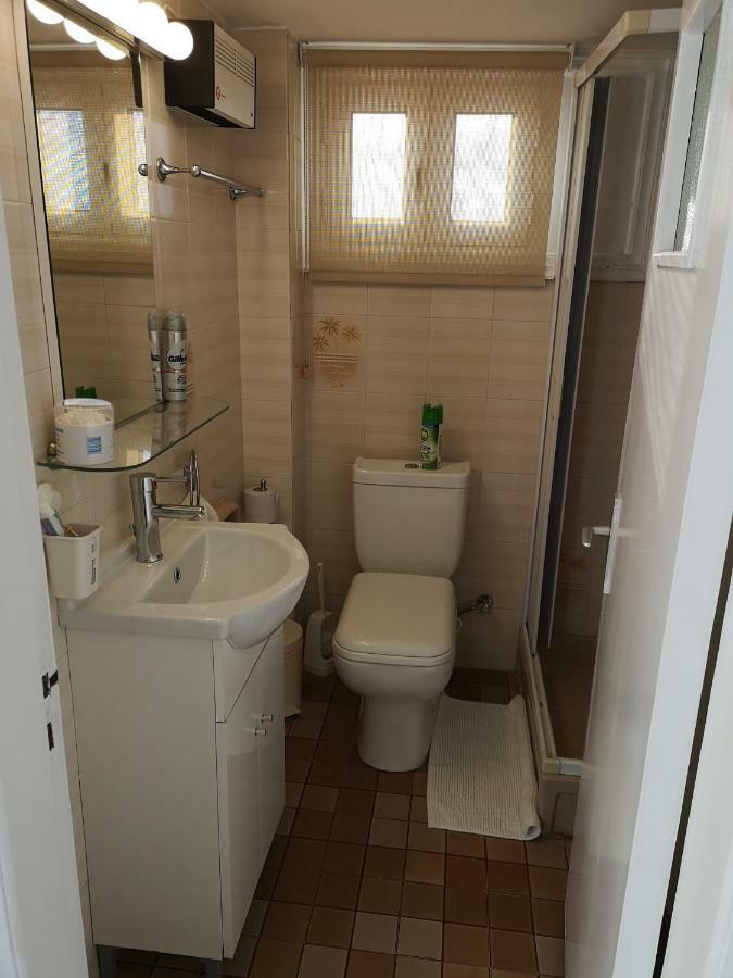 Bettys 1Br Seafront Apt Ларнака Экстерьер фото