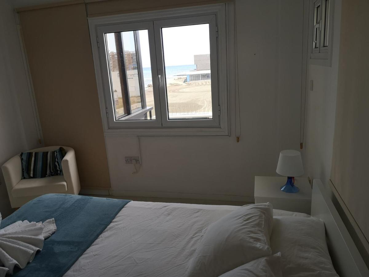 Bettys 1Br Seafront Apt Ларнака Экстерьер фото